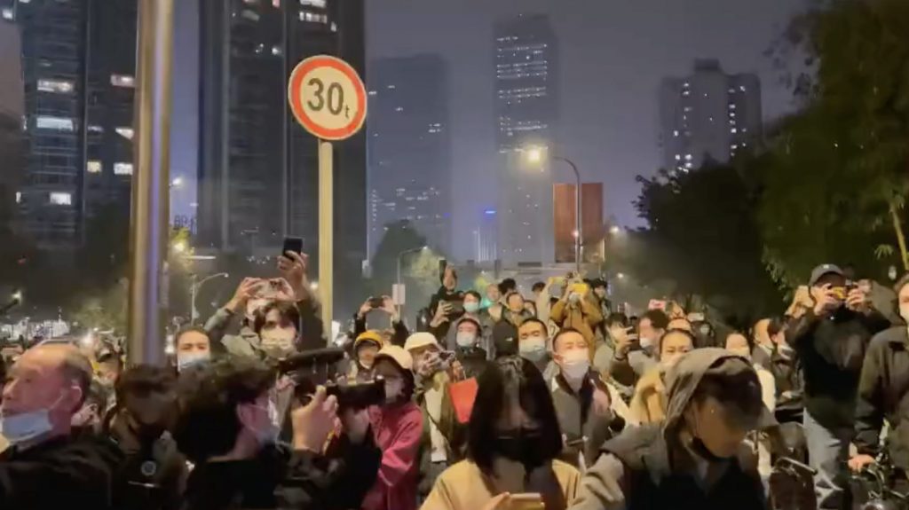 В Китае начались массовые волнения из-за коронавирусных ограничений
