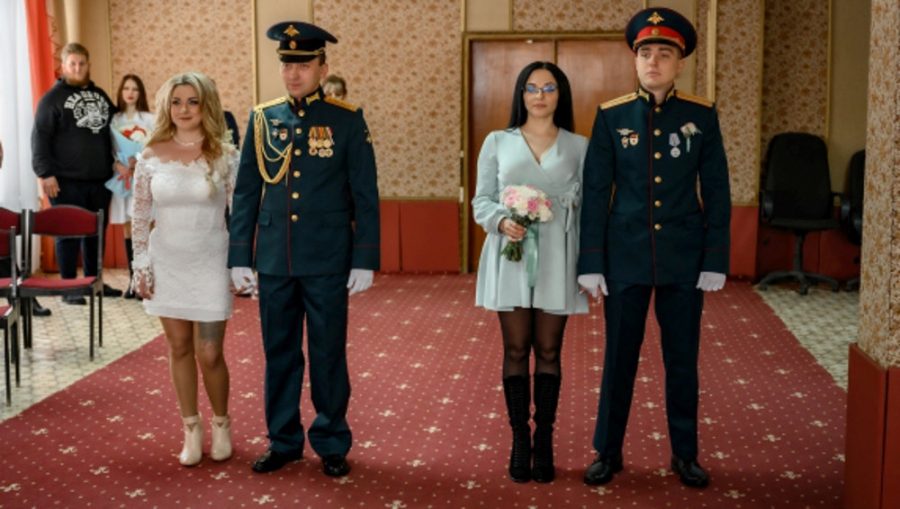 В Клинцах Брянской области зарегистрировали брак двоих офицеров и их избранниц