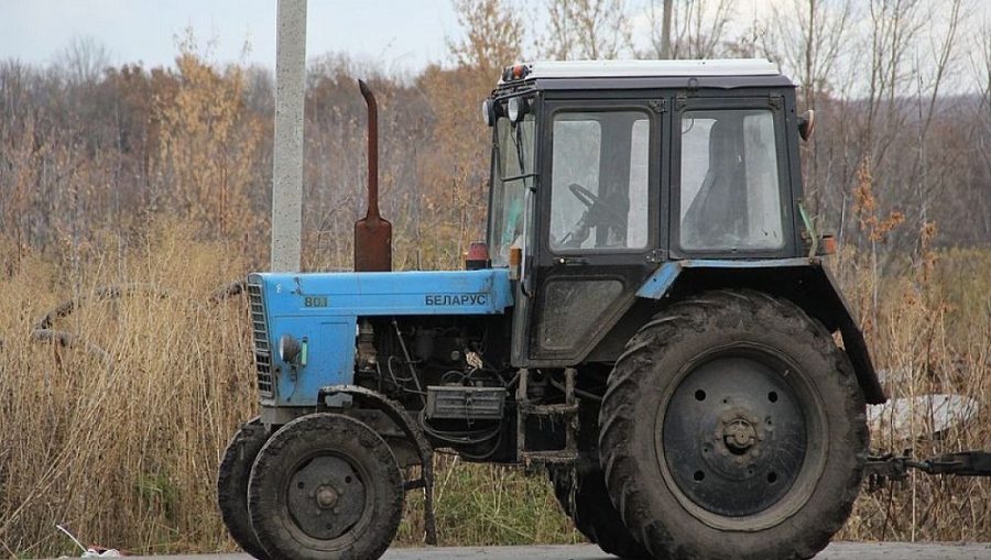В Трубчевском районе Брянской области пьяный угонщик трактора врезался в столб и уснул