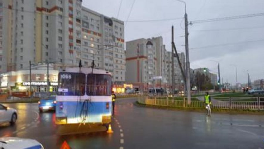 В Брянске водитель Volkswagen на улице Советской сбил водительницу троллейбуса