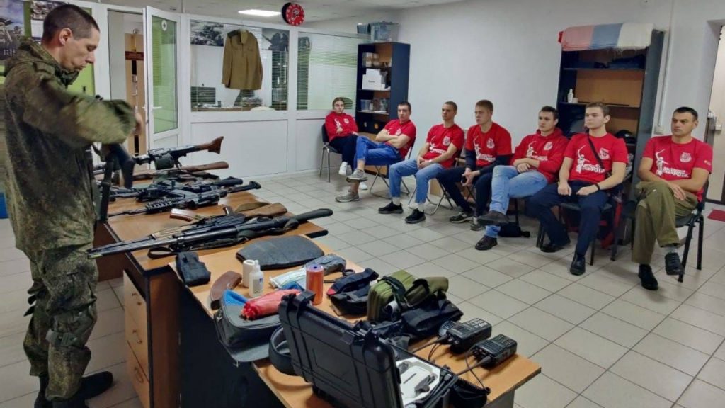 В Брянске волонтеры начали проводить курсы начальной военной подготовки