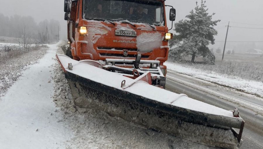 В Брянской области за прошедшие сутки от снега очистили 4105 километров дорог