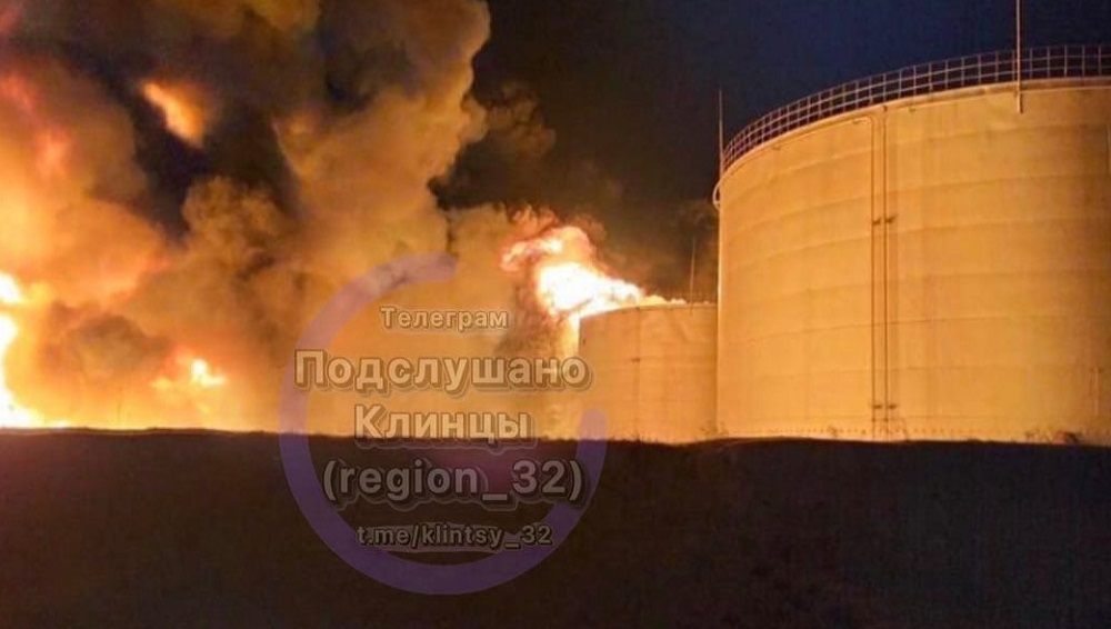 В сети появилось видео горения резервуаров с нефтью в Суражском районе Брянской области