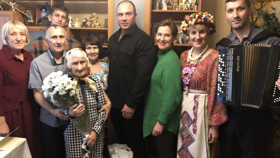 В Брянске узницу фашистского концлагеря и педагога поздравили со 100-летним юбилеем