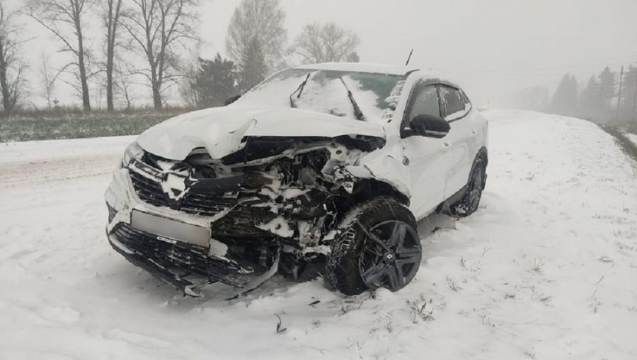 В Жирятинском районе в ДТП с двумя Renault пострадали молодая автомобилистка и двое детей