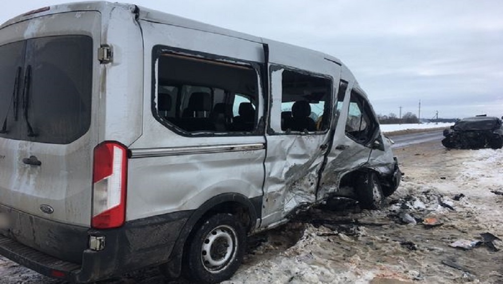 Под Стародубом в жутком ДТП с микроавтобусом погибла 15-летняя девочка и ранены 8 человек