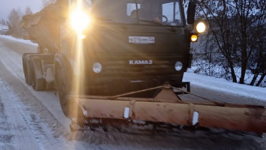 В Брянской области на битву со снегом дорожники вывели 116 машин