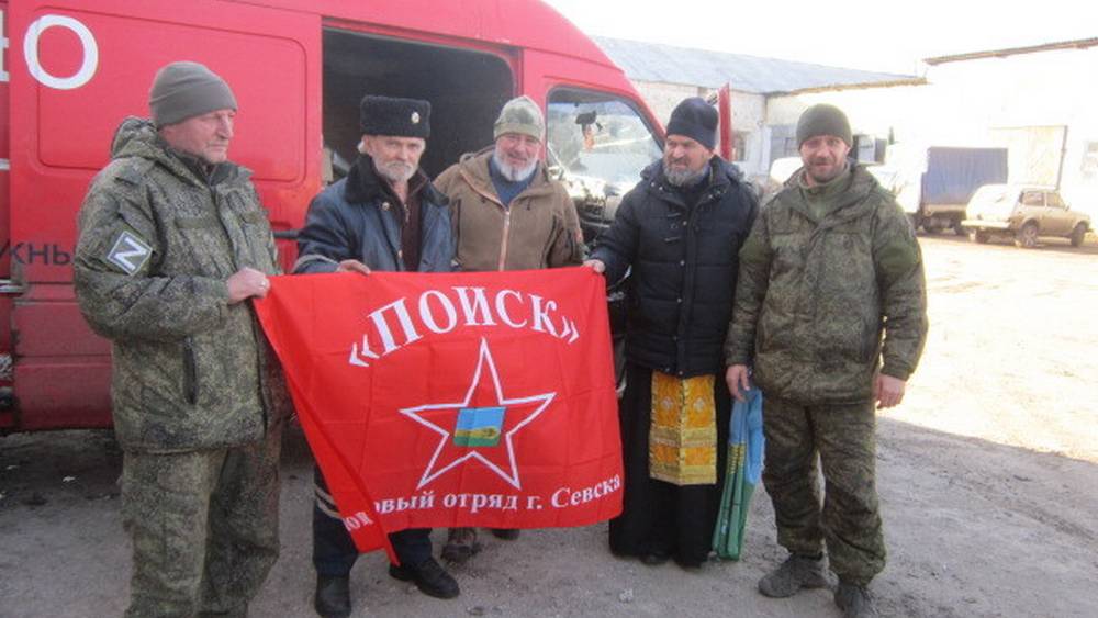 Брянский казак и священник помогли в ЛНР военным отремонтировать боевую машину