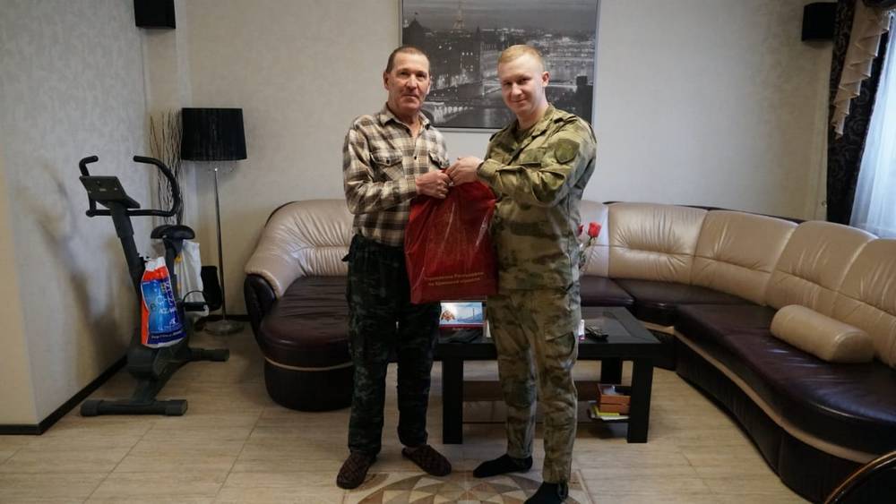 В Брянске военнослужащие Росгвардии навестили родителей Героя России Олега Визнюка