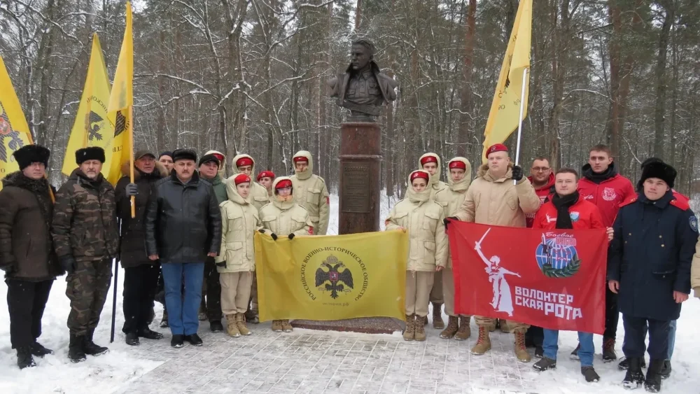 Брянские волонтеры приняли участие в открытии бюста разведчику Павлу Судоплатову