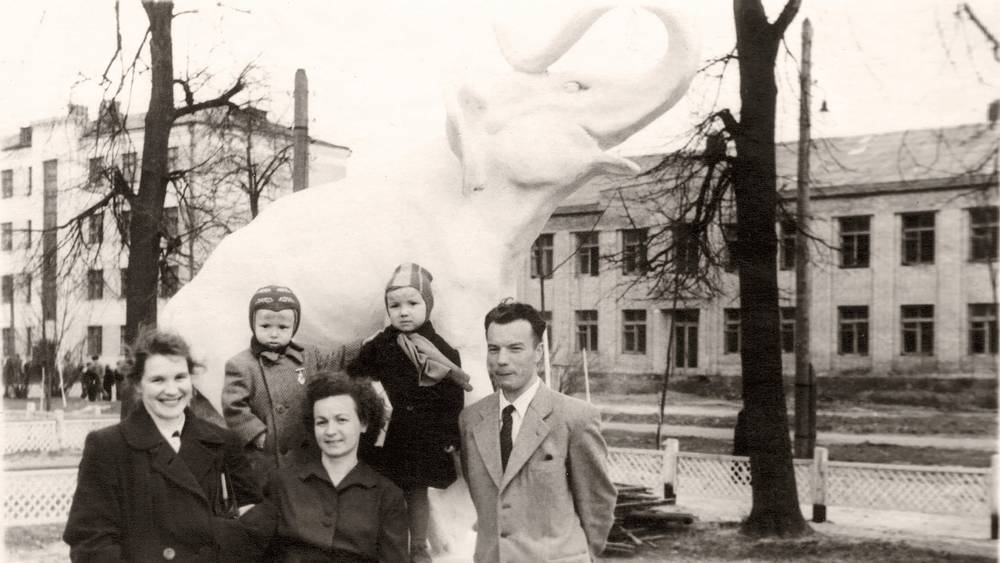 В Брянске показали снимок стоявшего 65 лет назад у Бежицкого райкома партии слоника