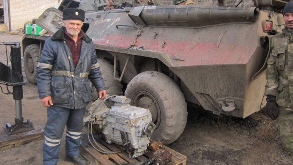 Брянский казак и священник помогли военным в ЛНР отремонтировать боевую машину