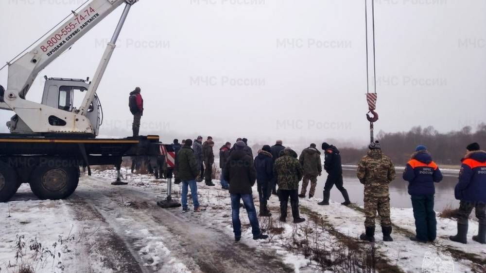 В Трубчевском районе спасатели подняли из реки автомобиль, в котором утонули трое мужчин
