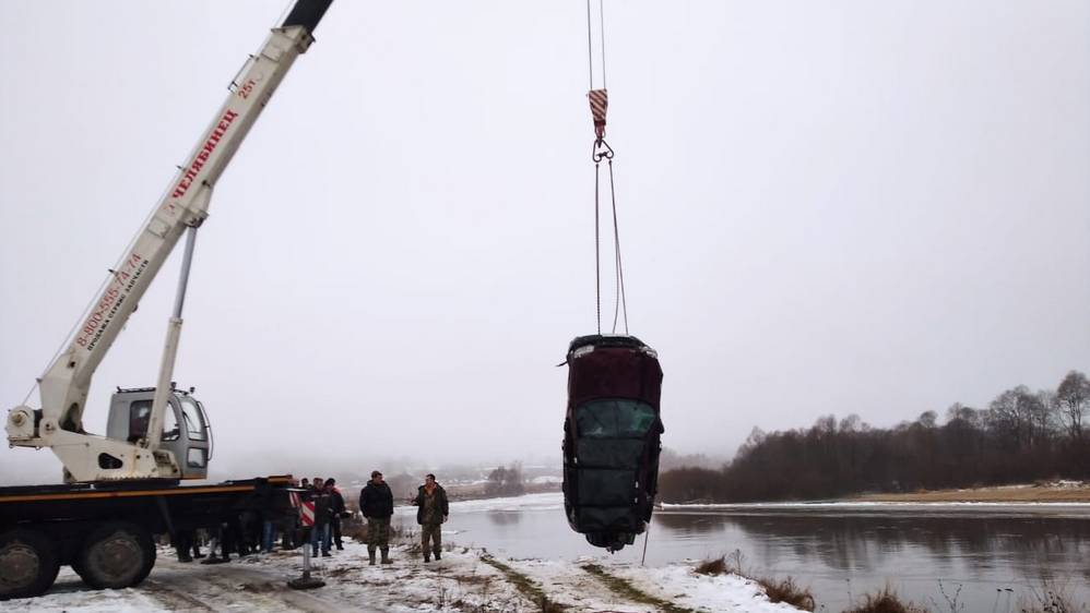 МЧС опубликовало снимки подъема из реки автомобиля, в котором погибли трое брянских мужчин