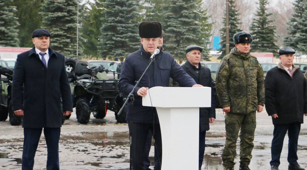 В Брянске губернатор Богомаз передал военнослужащим автомобили «Нива» и квадроциклы