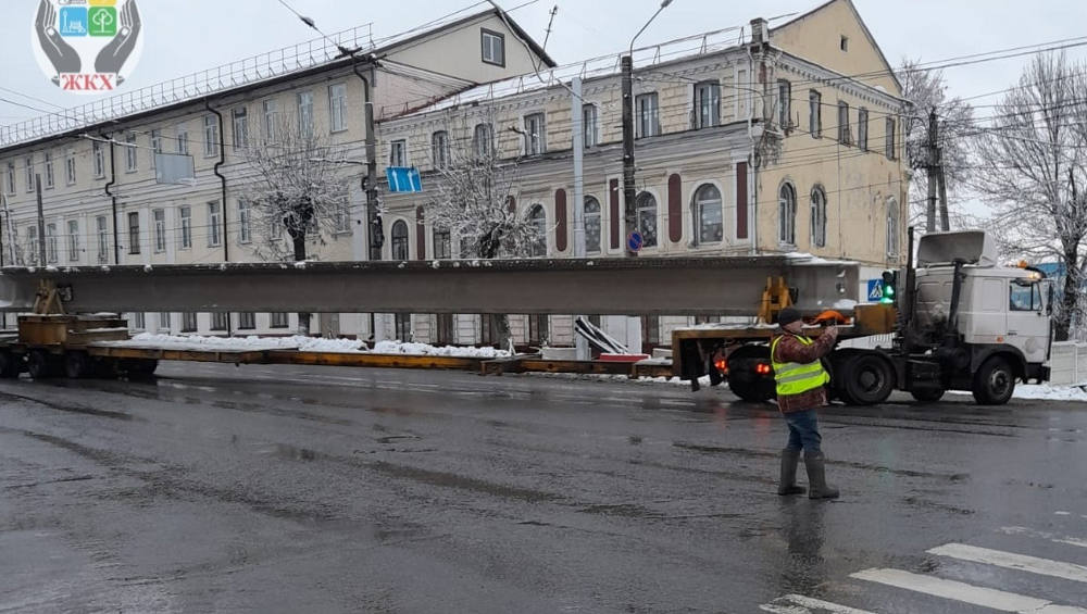 В Брянске на Славянском мосту начали устанавливать балки на восьмом пролете