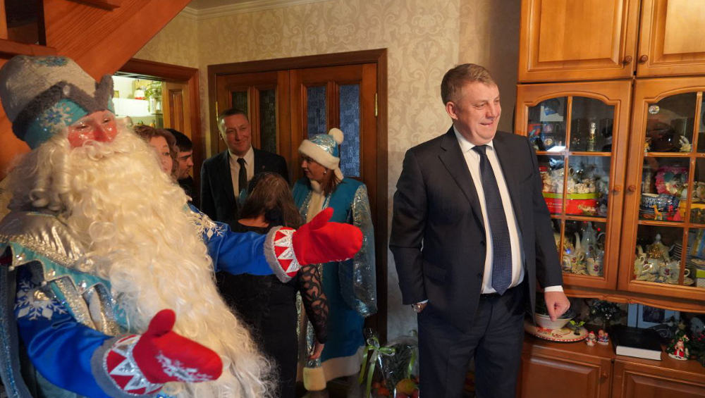 Брянский губернатор Богомаз исполнил новогодние мечты шестерых детей