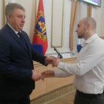 Брянский губернатор Александр Богомаз 37 сиротам вручил ключи от квартир 