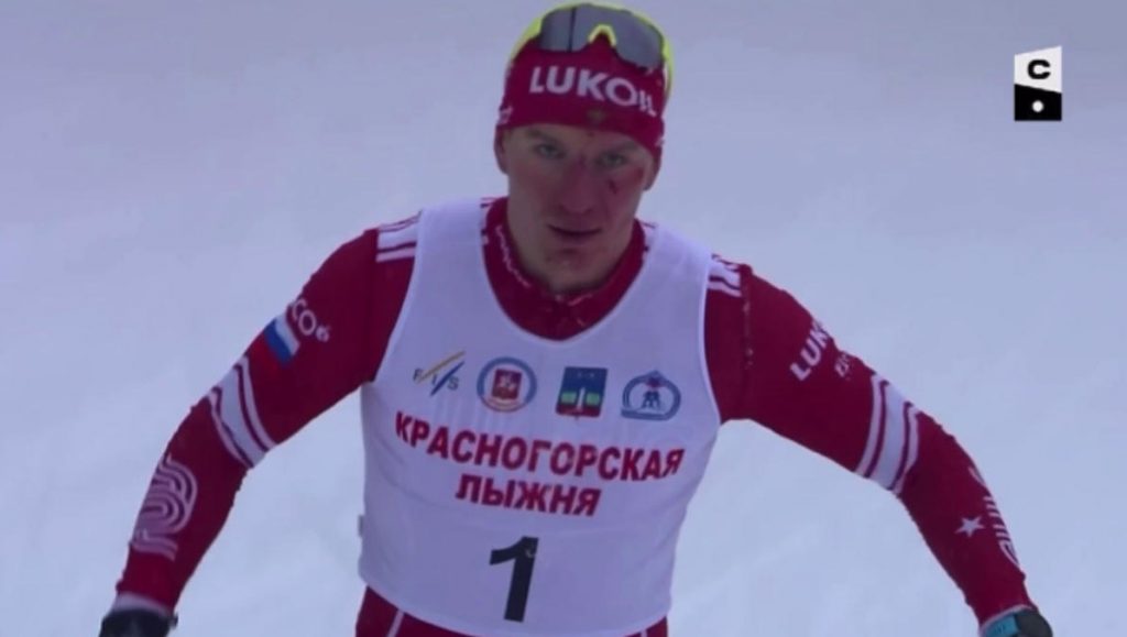 Брянский лыжник Большунов разодрал лицо из-за столкновения с Устюговым на лыжне