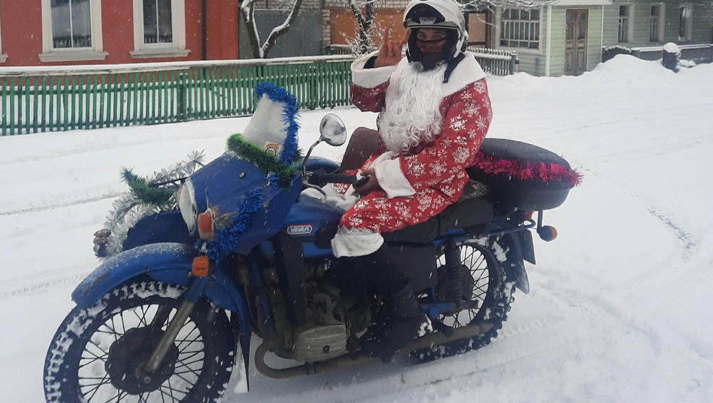 По Брянску проехались в мотоцикле с коляской два Деда Мороза и Снегурочка
