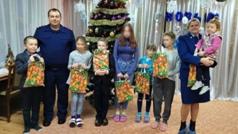 В Почепе следователь и прокурор вручили новогодние подарки детям из Центра социальной помощи