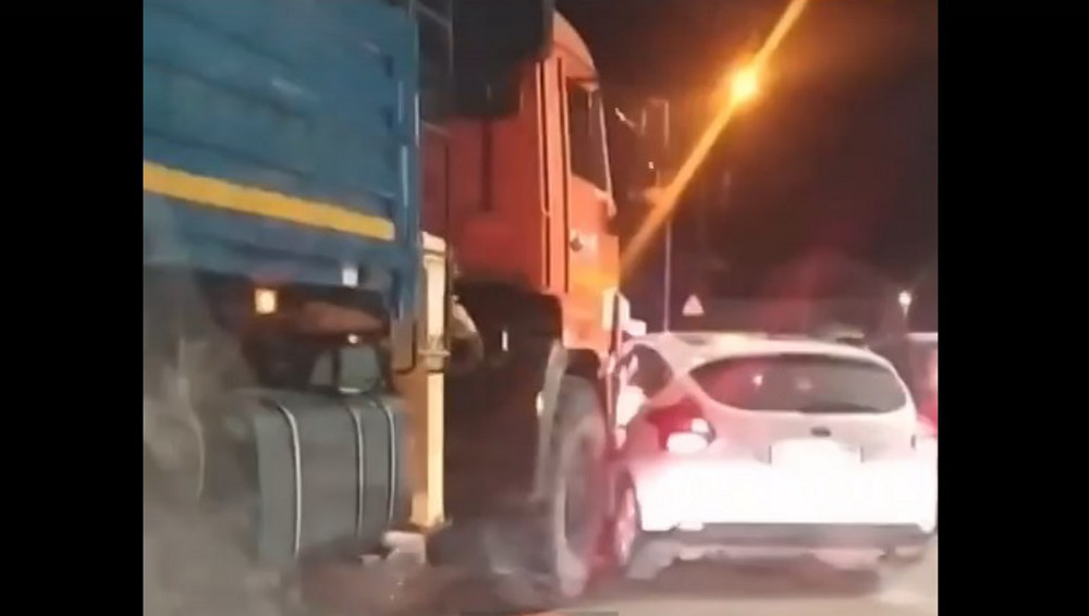 В Брянске произошла авария на железнодорожном переезде в Бежице