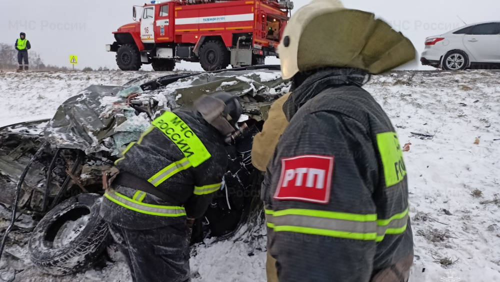 Под Новозыбковом погибли люди при столкновении двух легковых автомобилей и фуры