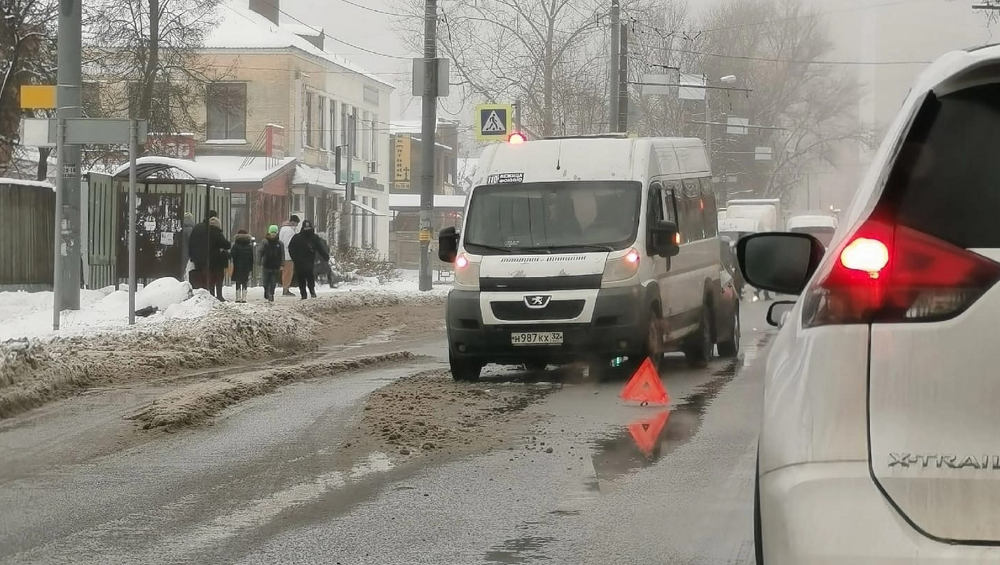 В Брянске на улице Литейной в маршрутку врезался легковой автомобиль