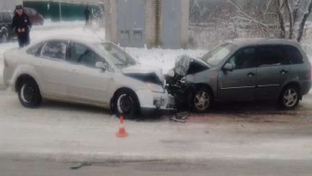 В Брянске неопытная автомобилистка протаранила легковой автомобиль с 12-летним ребёнком