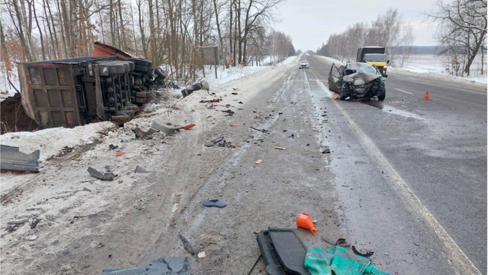 В Брянской области на трассе «Украина» тяжелый грузовик столкнулся с ВАЗом