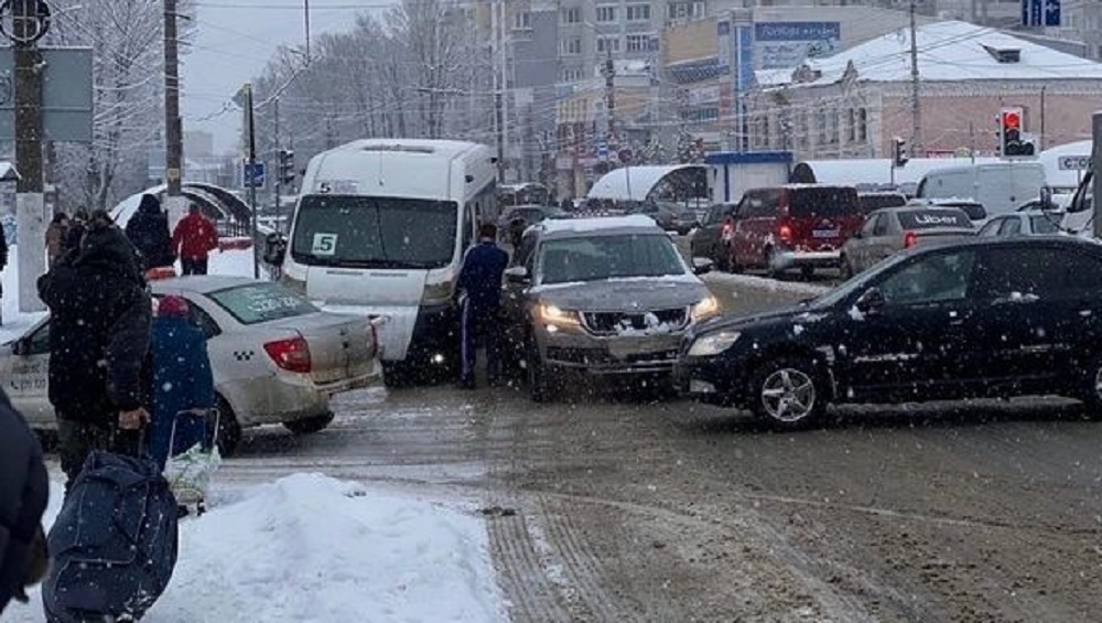 В Брянске возле автовокзала столкнулись маршрутка № 5 и легковой автомобиль