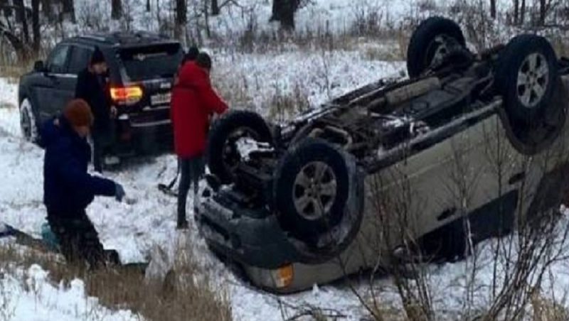В Дятьковском районе Брянской области 8 декабря на трассе перевернулся легковой автомобиль