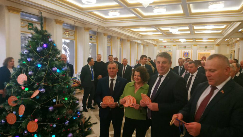 Брянский губернатор Богомаз открыл новогоднюю акцию «Елка желаний»