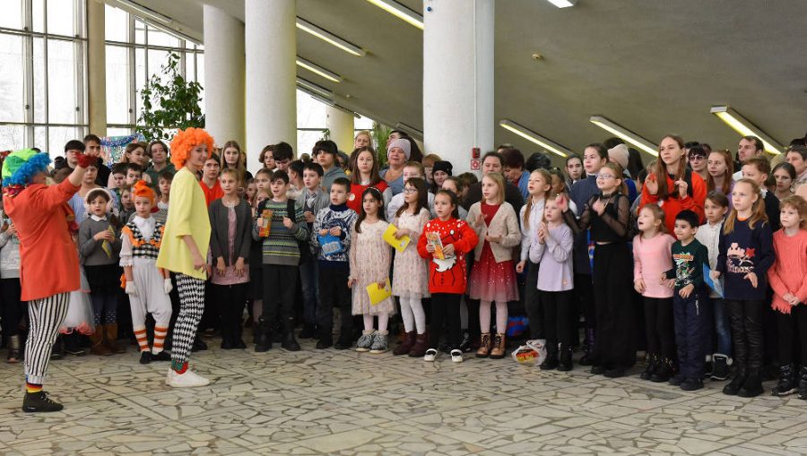 В Брянске на губернаторской елке собрались 2 тысячи детей из всех районов области