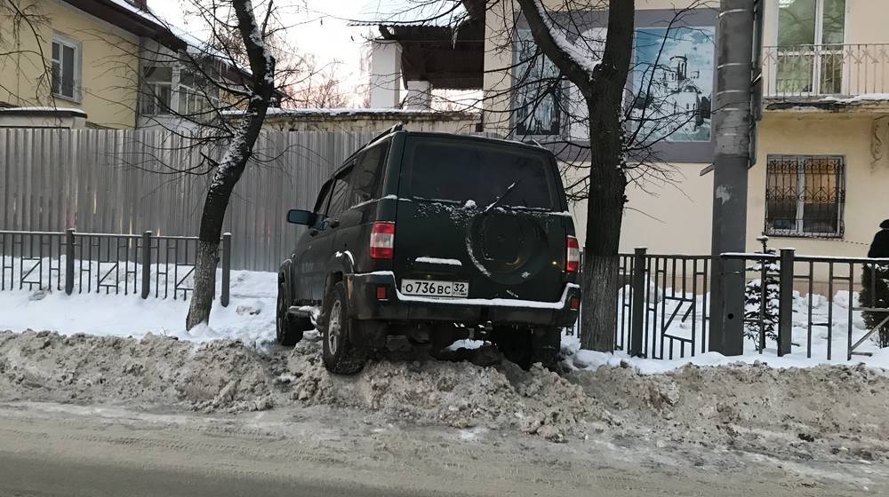 Снег на дорогах заставил брянских водителей щемиться во все щели