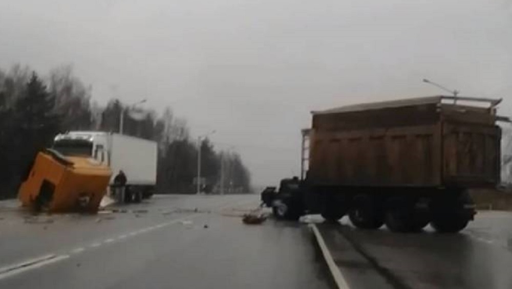 В Брасовском районе в ДТП с двумя грузовиками водитель получил травму позвоночника