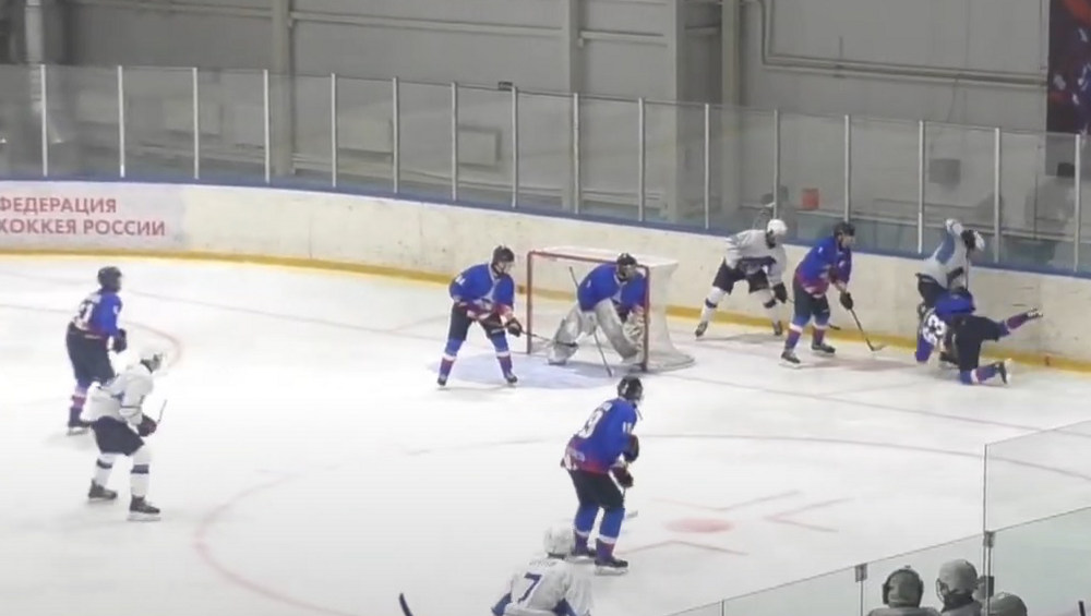 Брянские хоккеисты на своем льду одержали вторую победу над командой из Твери