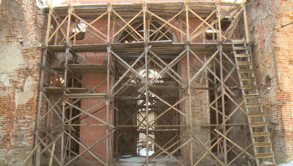 В Карачеве начали восстанавливать крупнейший в городе храм Святой Троицы