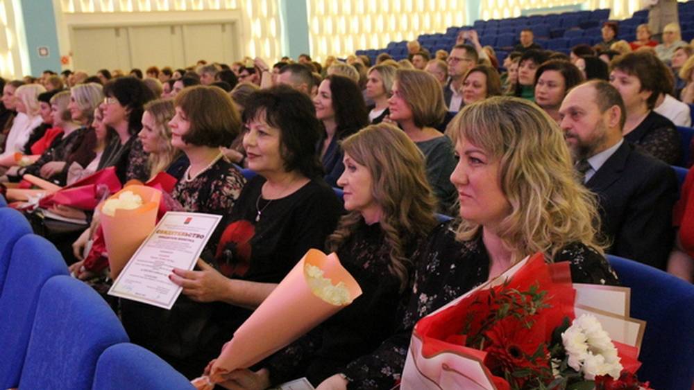 В Брянске победившим в конкурсе педагогам вручили премии в размере 50 тысяч рублей