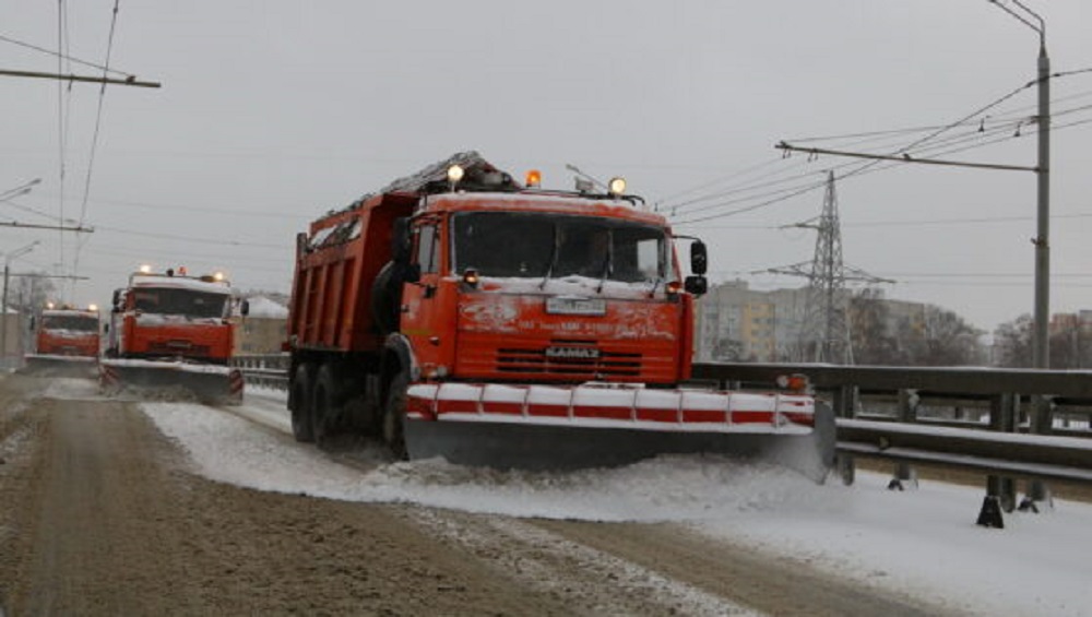 В Брянске на очередную битву со снегом направили 150 дорожников и 70 машин