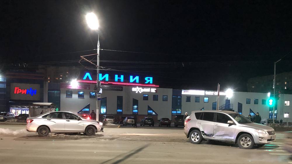 В Брянске возле гипермаркета «Линия» произошло серьезное ДТП с двумя автомобилями