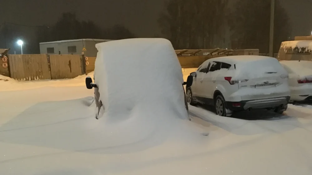 Брянские чиновники задумали запретить стоянку автомобилей во дворах из-за снега