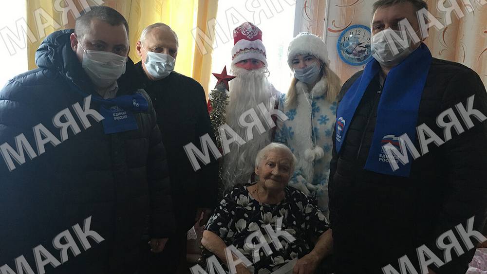 В Новозыбкове Брянской области Дед Мороз и Снегурочка поздравили ветеранов с праздниками