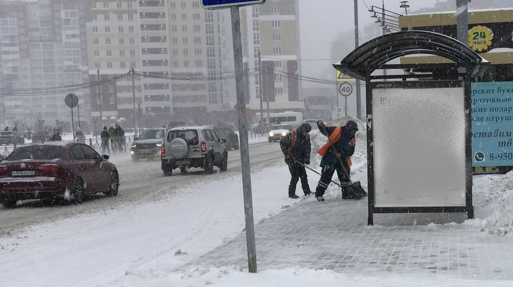 В Брянске на очередную битву со снегом 13 февраля направили 147 дорожников и 60 машин