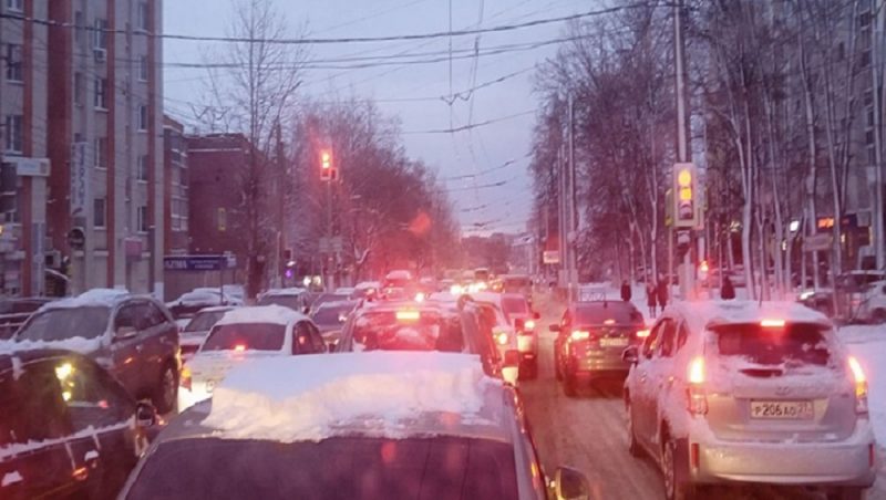 В Брянске из-за снегопада утром образовался автомобильный затор на улице Красноармейской