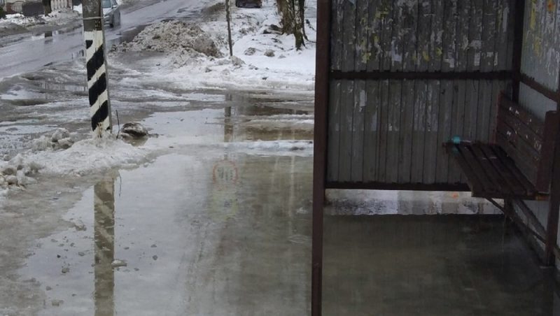 В Брянске остановка общественного транспорта на улице Мира ушла под воду