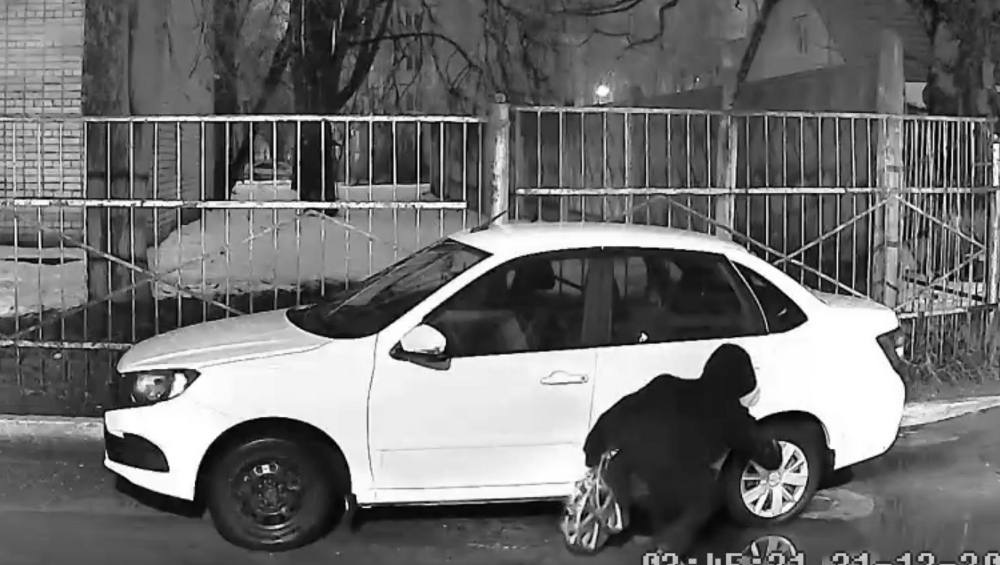 В Брянске видеокамера запечатлела снимавшего колпаки с припаркованной машины парня