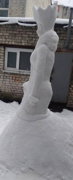 В Брянске во дворе БГИТУ появилась трехметровая Снежная Королева