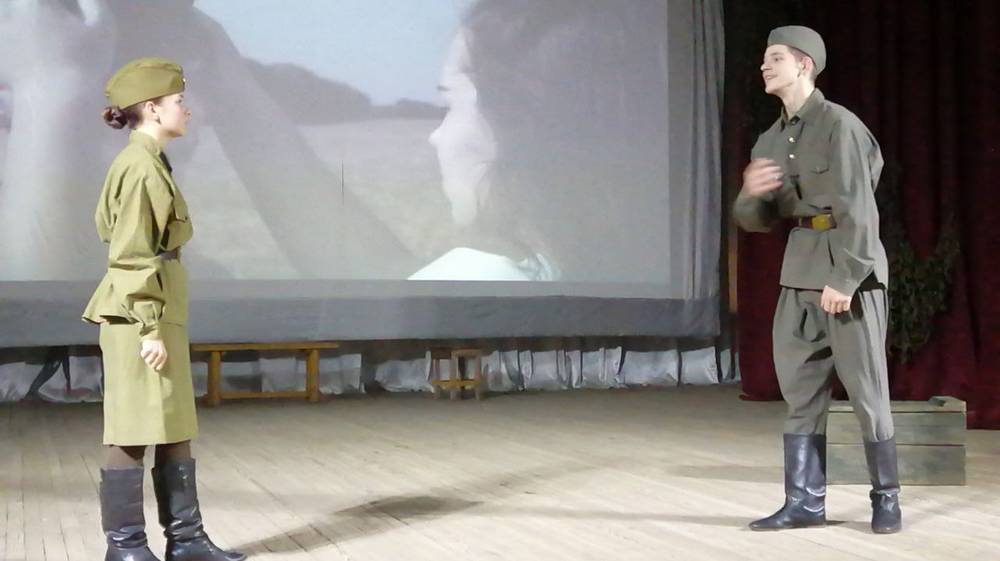 Жителям брянского поселка Локоть показали патриотический спектакль «Встанем!»