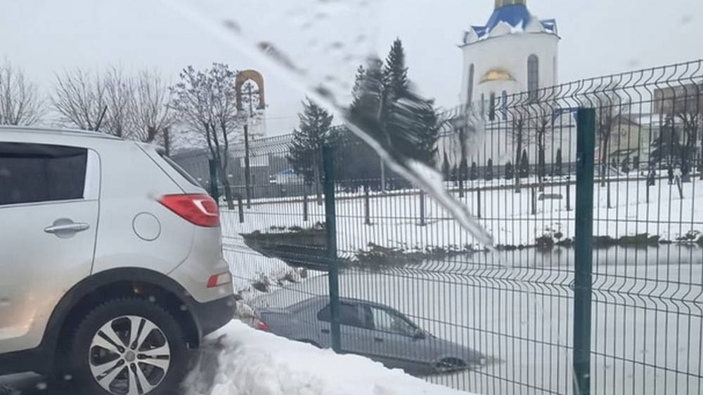 В Дятькове Брянской области легковой автомобиль слетел в пруд возле церкви